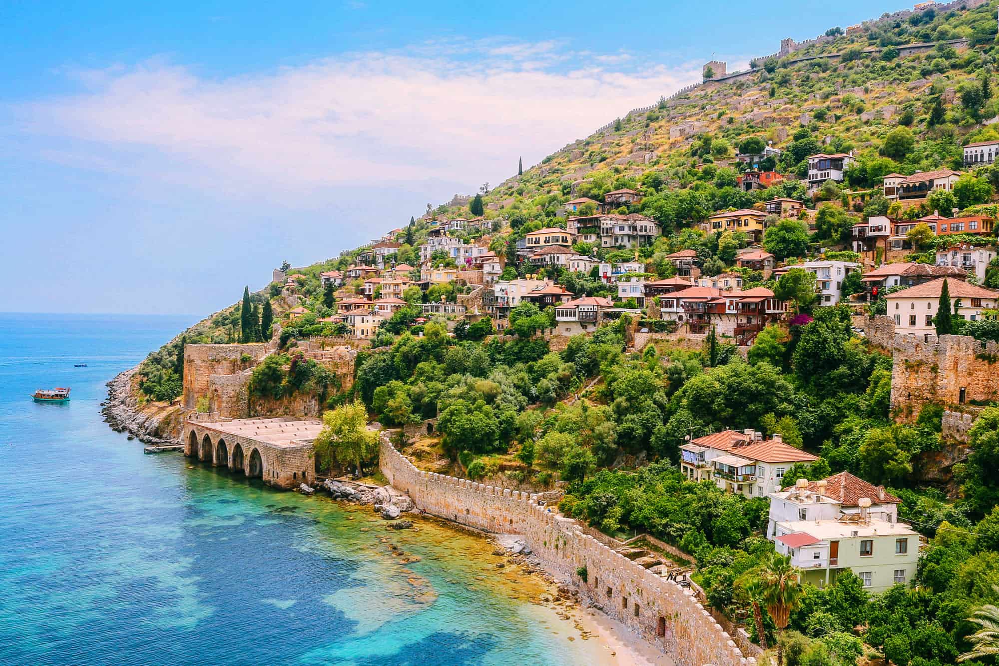 Is Alanya a resort town without any disadvantages?