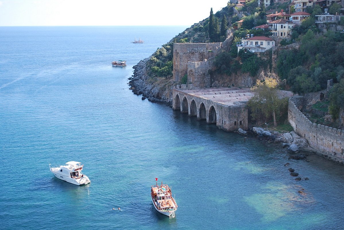 What sea is Alanya washed by?