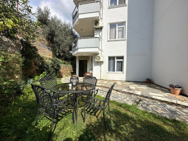 Beautiful apartment with access to the garden in Tosmur