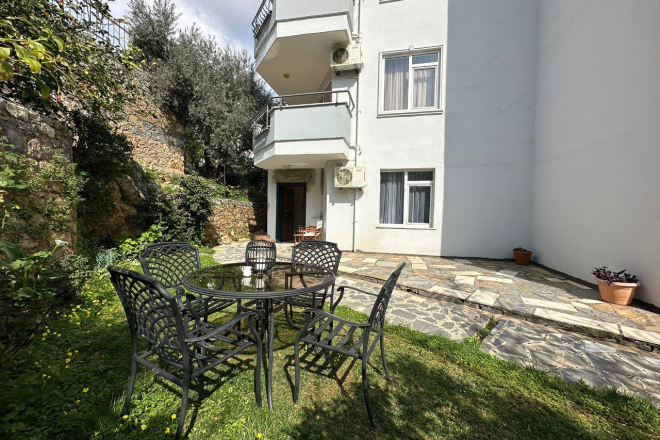 Beautiful apartment with access to the garden in Tosmur