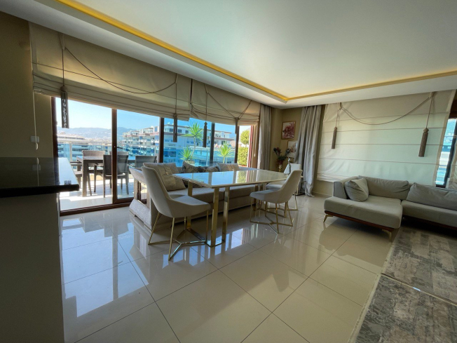 Sale of a 4+1 penthouse with a beautiful interior and magnificent views in Mahmutlar