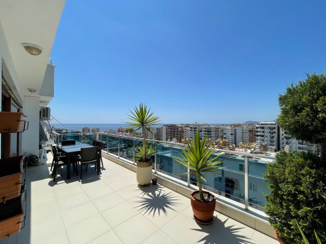 Sale of a 4+1 penthouse with a beautiful interior and magnificent views in Mahmutlar