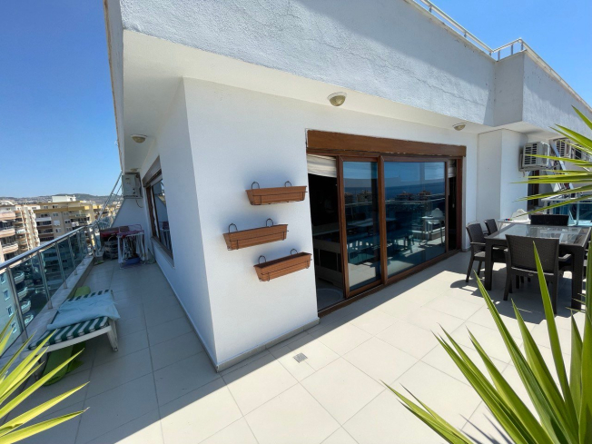 Sale of a 4+1 penthouse with a beautiful interior and magnificent views in Mahmutlar