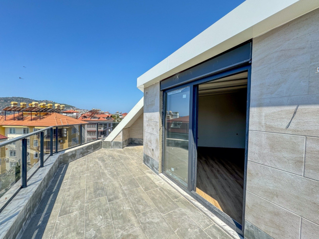 Spacious 4+1 penthouse in a brand-new building  just 50 meters from the sandy beach in the prestigious Oba area