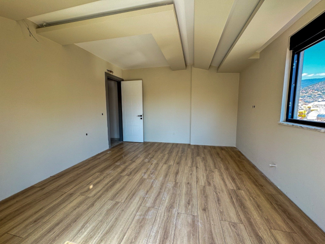 Spacious 4+1 penthouse in a brand-new building  just 50 meters from the sandy beach in the prestigious Oba area