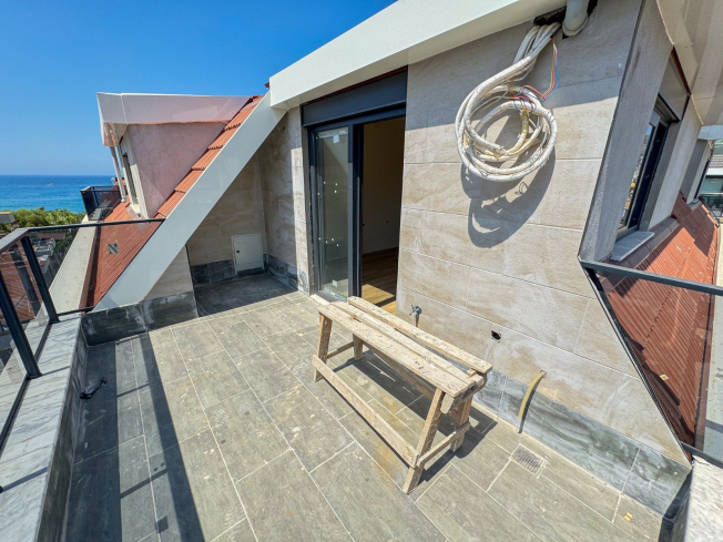 Spacious 4+1 penthouse in a brand-new building  just 50 meters from the sandy beach in the prestigious Oba area