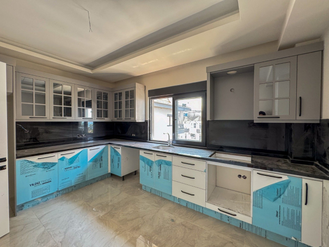 Spacious 4+1 penthouse in a brand-new building  just 50 meters from the sandy beach in the prestigious Oba area