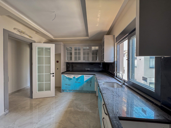 Spacious 4+1 penthouse in a brand-new building  just 50 meters from the sandy beach in the prestigious Oba area