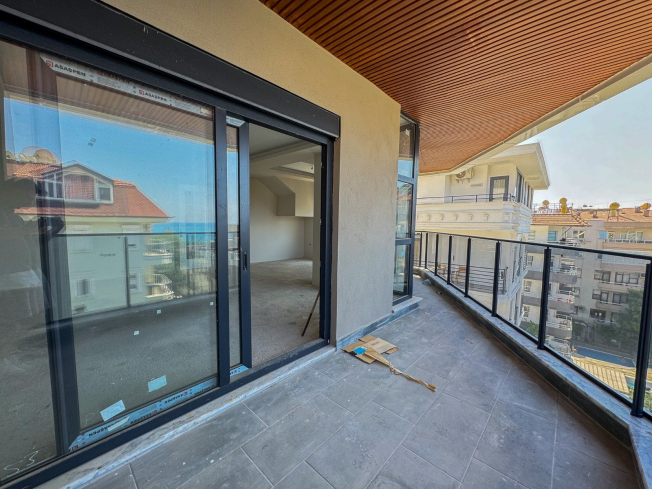 Spacious 4+1 penthouse in a brand-new building  just 50 meters from the sandy beach in the prestigious Oba area