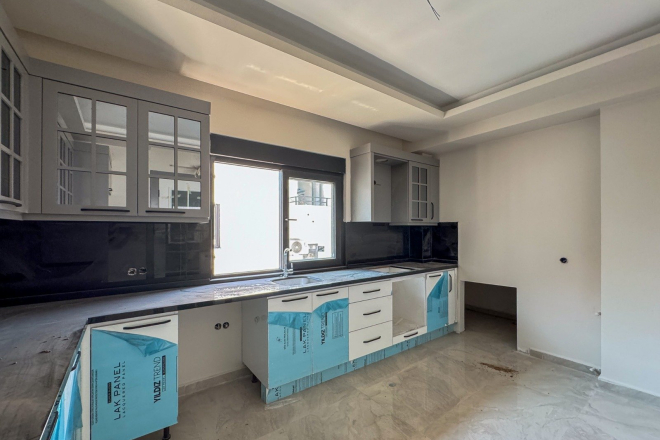Spacious 4+1 penthouse in a brand-new building  just 50 meters from the sandy beach in the prestigious Oba area
