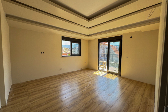 Spacious 4+1 penthouse in a brand-new building  just 50 meters from the sandy beach in the prestigious Oba area