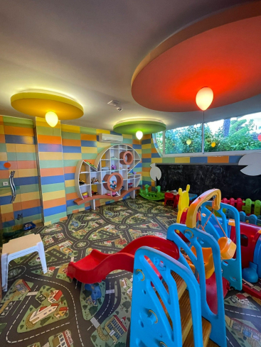 Fully furnished 1+1 in Alanya center — residence permit eligible, 600 m from the sea