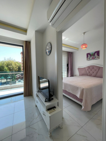 Fully furnished 1+1 in Alanya center — residence permit eligible, 600 m from the sea