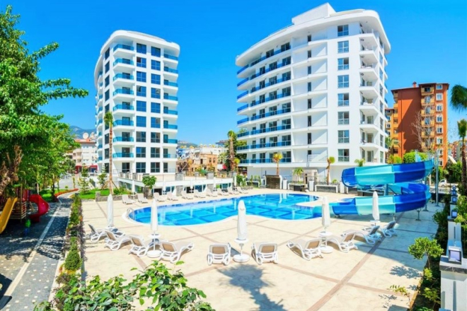 Fully furnished 1+1 in Alanya center — residence permit eligible, 600 m from the sea