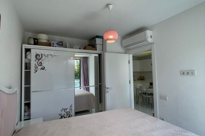 Fully furnished 1+1 in Alanya center — residence permit eligible, 600 m from the sea