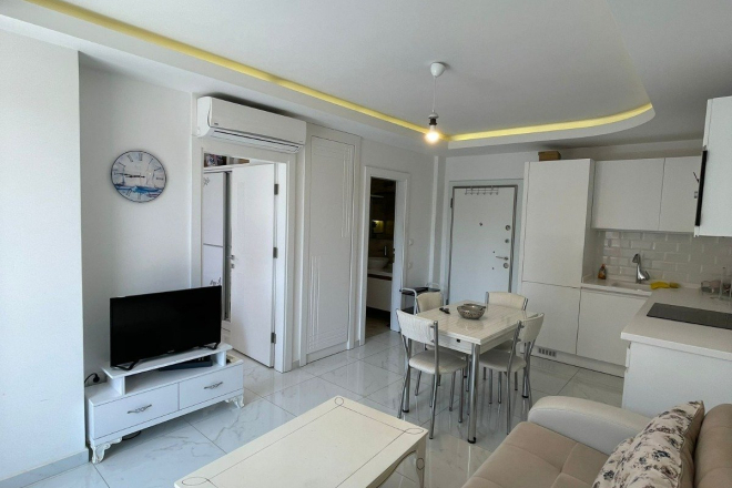 Fully furnished 1+1 in Alanya center — residence permit eligible, 600 m from the sea