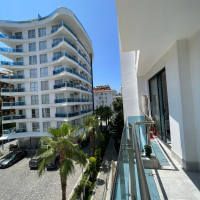 Fully furnished 1+1 in Alanya center — residence permit eligible, 600 m from the sea
