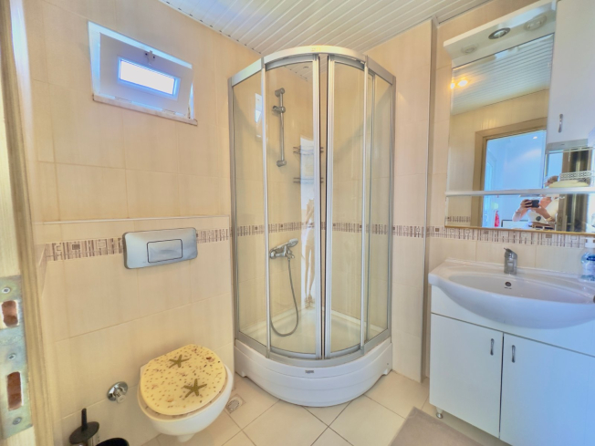 Bright and Spacious 2+1 Apartment in Tosmur Just 500 m from the Sea