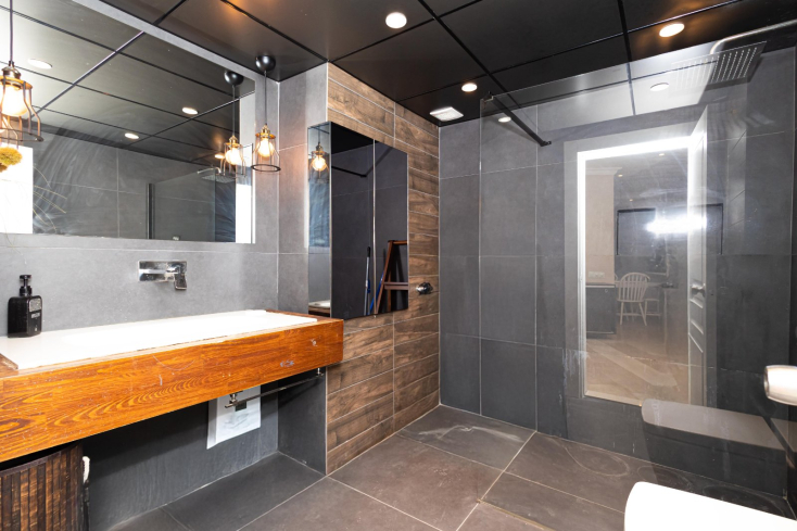 Modern 2+1 Apartment with Designer Interior, 800 m from the Sea in Tosmur