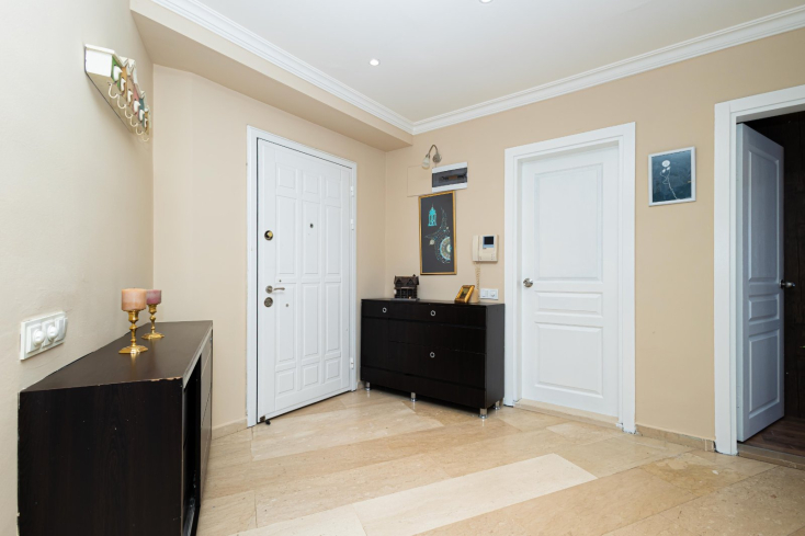 Modern 2+1 Apartment with Designer Interior, 800 m from the Sea in Tosmur