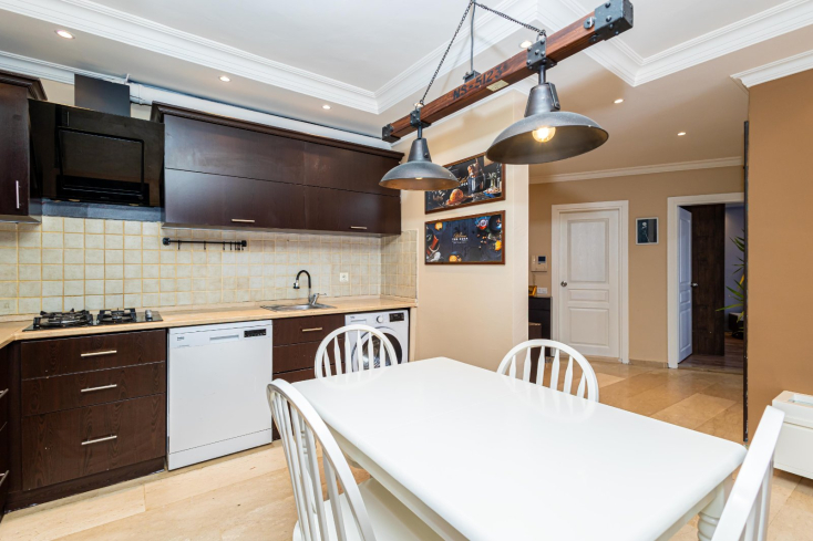 Modern 2+1 Apartment with Designer Interior, 800 m from the Sea in Tosmur