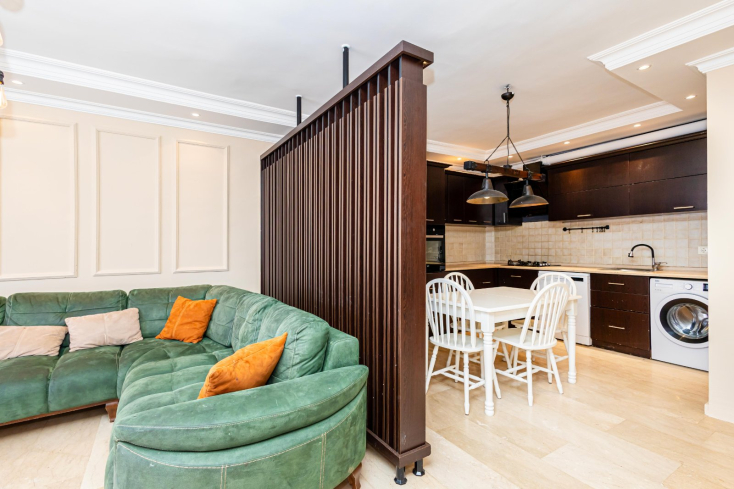 Modern 2+1 Apartment with Designer Interior, 800 m from the Sea in Tosmur