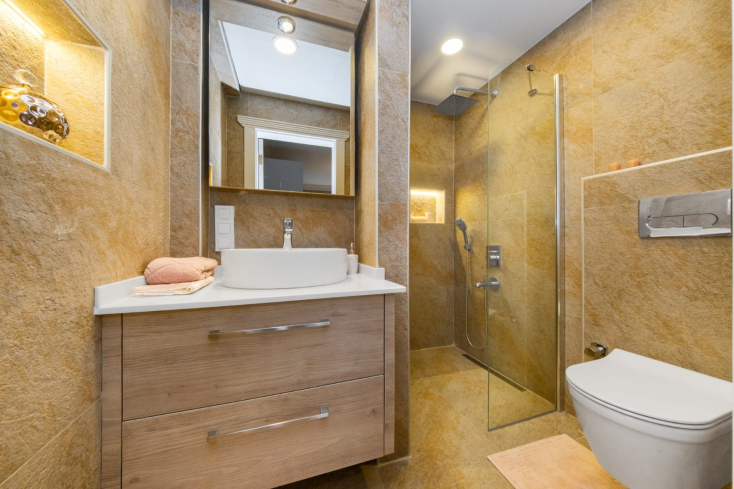 Modern 2+1 Apartment in Oba Crown — 500 m to the Sea & Eligible for Residence Permit