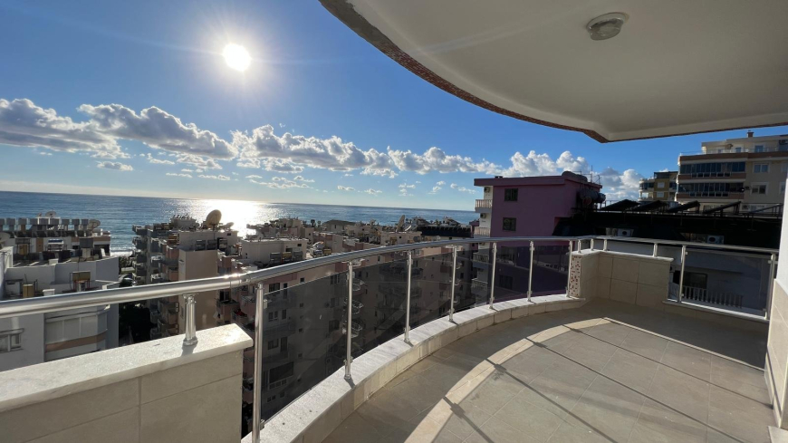 Spacious 2+1 Apartment with Panoramic Sea View in Mahmutlar — 140 m²