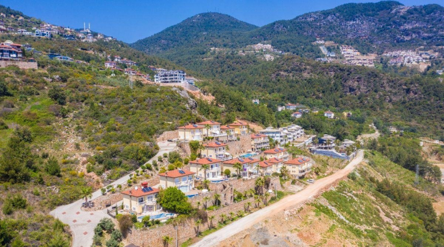 Spacious 3+1 villa with panoramic sea and castle views in Tepe