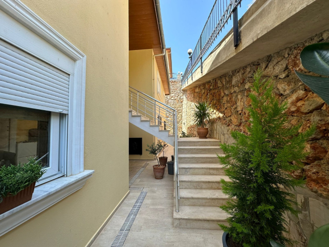 Spacious 3+1 villa with panoramic sea and castle views in Tepe