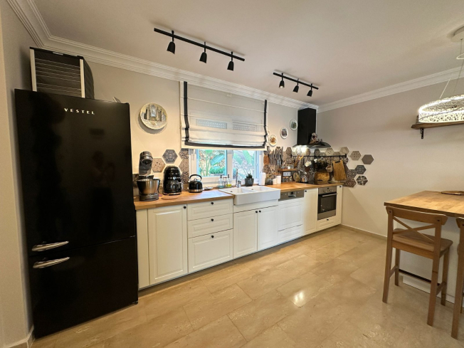 Spacious 3+1 villa with panoramic sea and castle views in Tepe