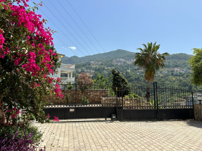 Spacious 3+1 villa with panoramic sea and castle views in Tepe