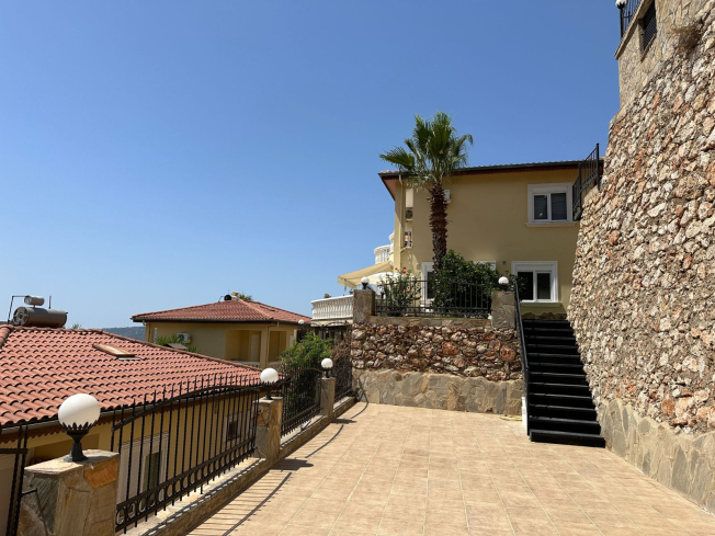 Spacious 3+1 villa with panoramic sea and castle views in Tepe