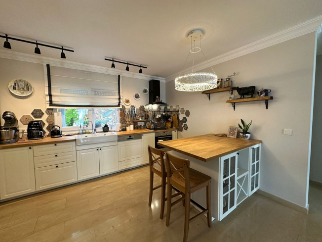 Spacious 3+1 villa with panoramic sea and castle views in Tepe