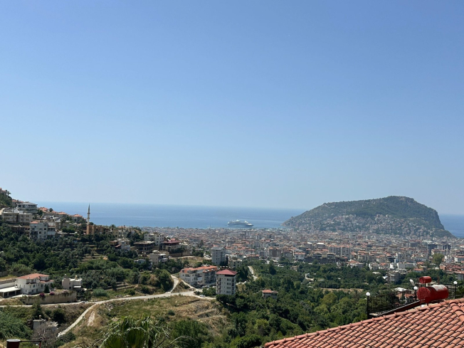 Spacious 3+1 villa with panoramic sea and castle views in Tepe