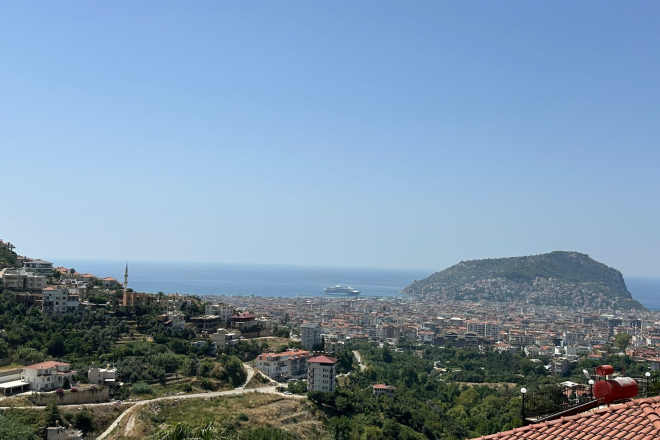 Spacious 3+1 villa with panoramic sea and castle views in Tepe