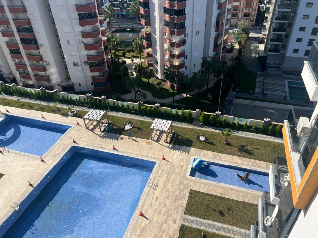 Modern 1+1 Apartment in Mahmutlar with Resort-Style Facilities, 500 m from the Sea