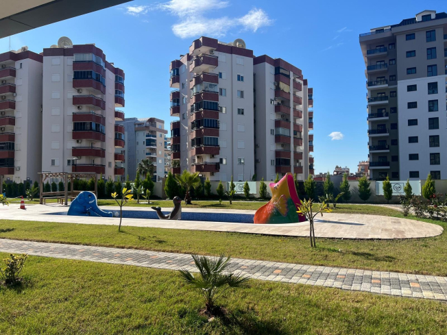 Modern 1+1 Apartment in Mahmutlar with Resort-Style Facilities, 500 m from the Sea