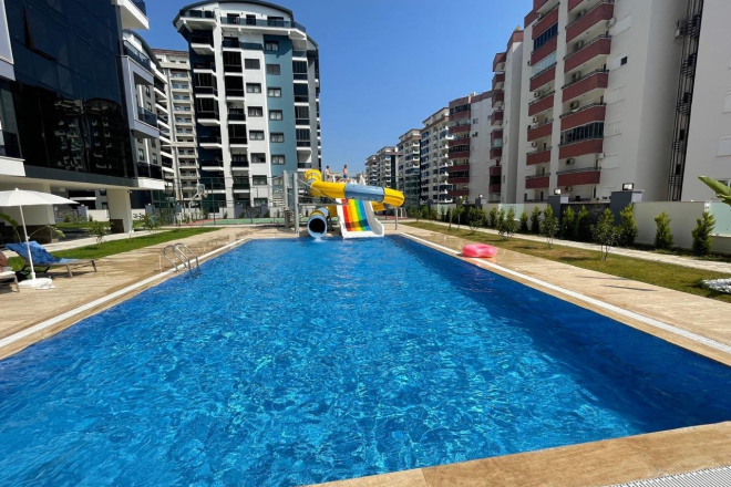 Modern 1+1 Apartment in Mahmutlar with Resort-Style Facilities, 500 m from the Sea