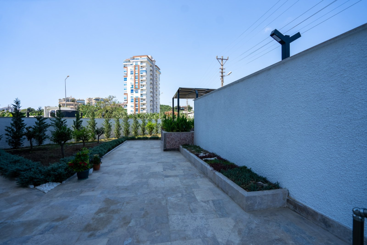 New 1+1 Apartment in Mahmutlar with Full On-Site Facilities, 600 m from the Sea