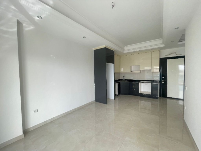 Modern 1+1 Apartment in Mahmutlar with Resort Facilities and Rental Potential