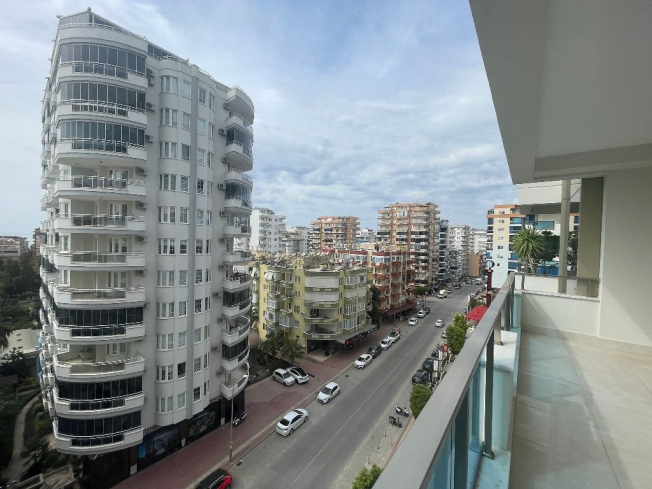 Modern 1+1 Apartment in Mahmutlar with Resort Facilities and Rental Potential