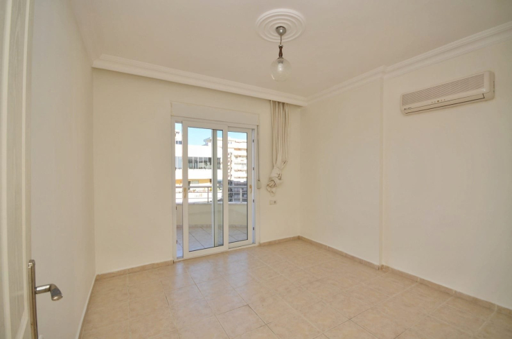 Spacious 4+1 Apartment in Mahmutlar — 170 m² with Panoramic City Views Near the Sea