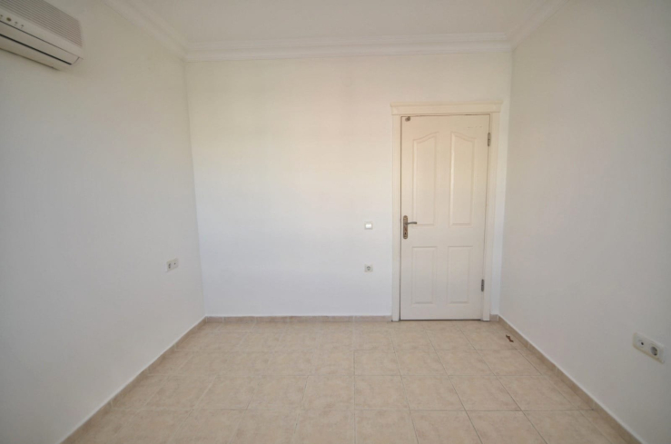 Spacious 4+1 Apartment in Mahmutlar — 170 m² with Panoramic City Views Near the Sea