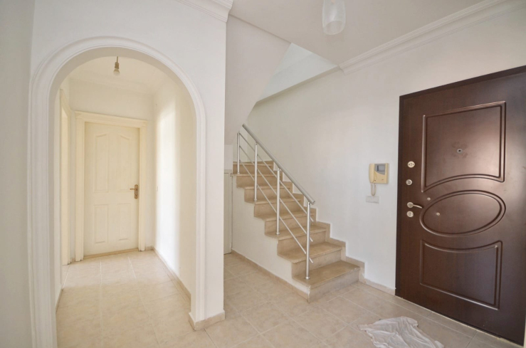 Spacious 4+1 Apartment in Mahmutlar — 170 m² with Panoramic City Views Near the Sea