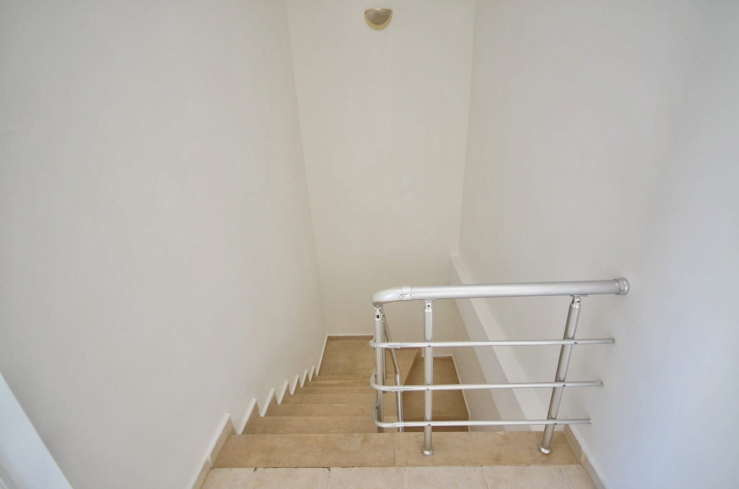 Spacious 4+1 Apartment in Mahmutlar — 170 m² with Panoramic City Views Near the Sea