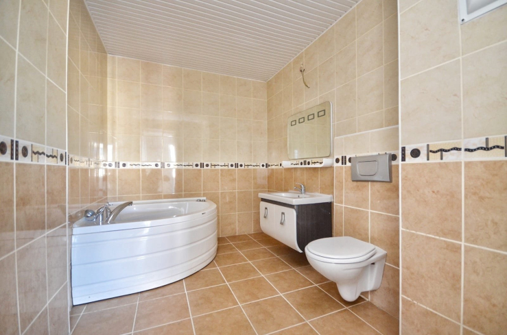 Spacious 4+1 Apartment in Mahmutlar — 170 m² with Panoramic City Views Near the Sea