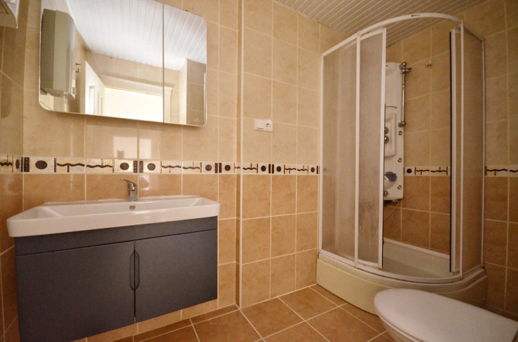 Spacious 4+1 Apartment in Mahmutlar — 170 m² with Panoramic City Views Near the Sea