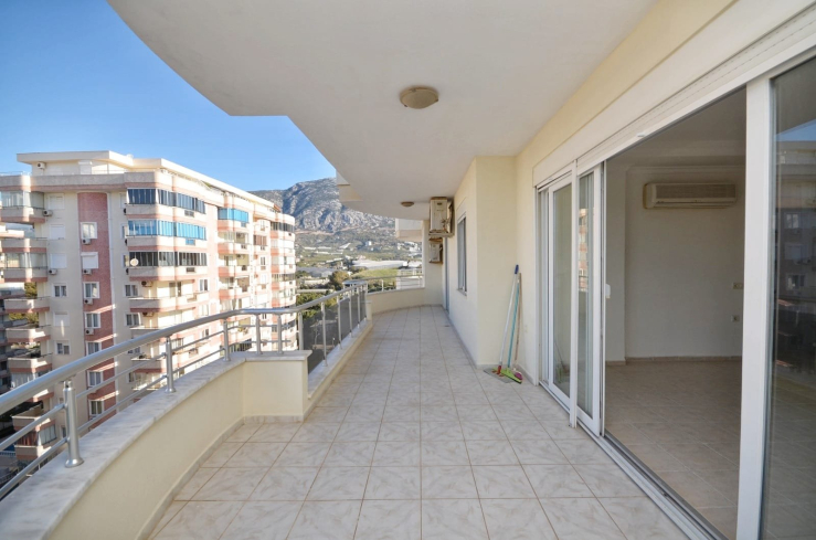 Spacious 4+1 Apartment in Mahmutlar — 170 m² with Panoramic City Views Near the Sea