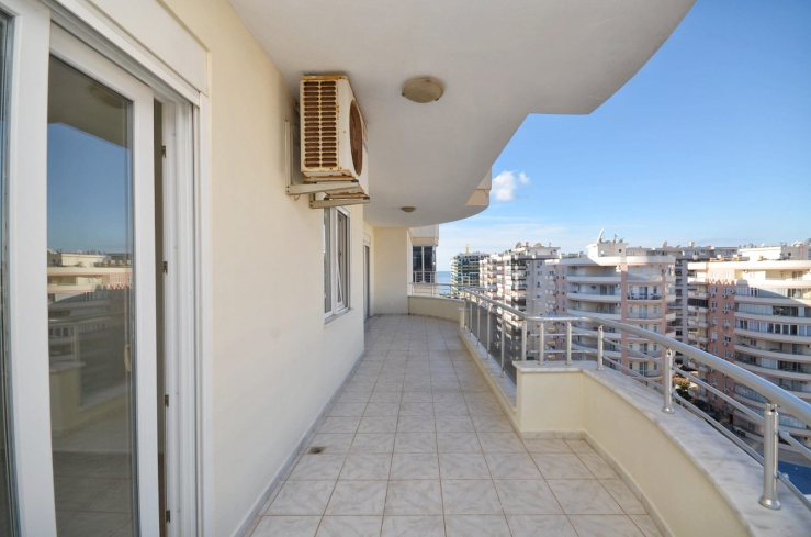 Spacious 4+1 Apartment in Mahmutlar — 170 m² with Panoramic City Views Near the Sea